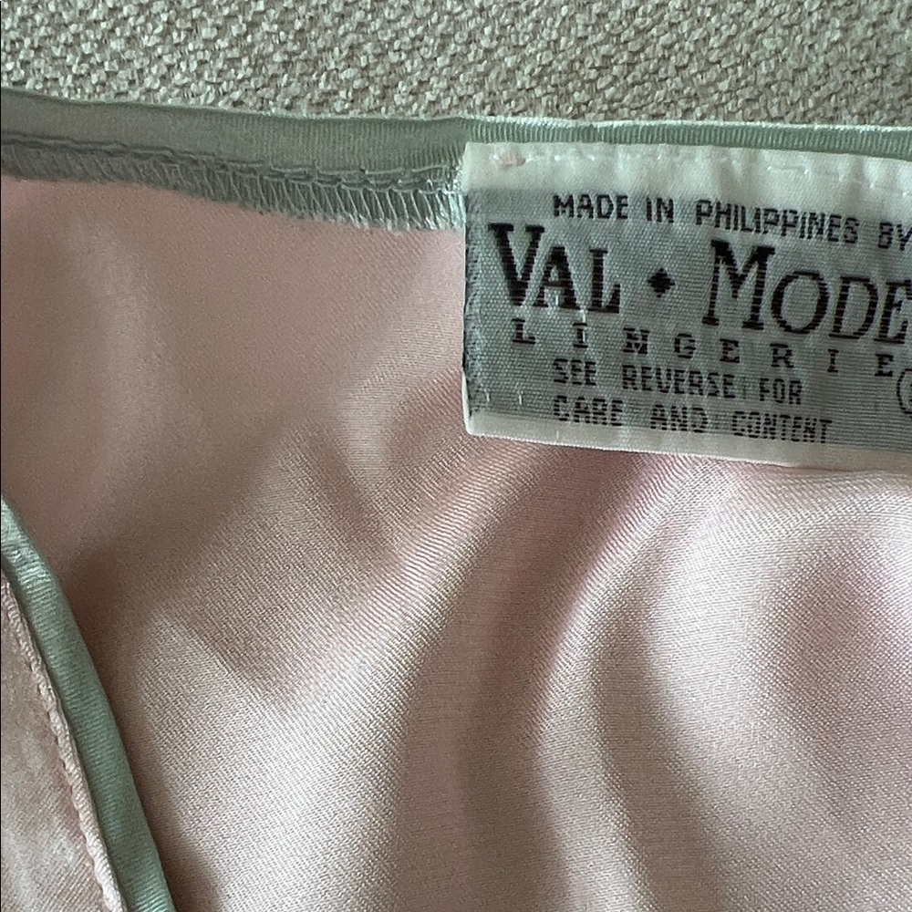 Val Mode Pink Satin Women's Robe - Picture 2 of 2